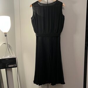 Chic Black Midi Dress with Pleats